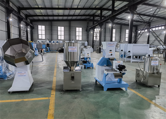 5.5kw επιπλέουσα γραμμή παραγωγής τροφών πουλερικών ψαριών γραμμών παραγωγής σβόλων ζωοτροφών